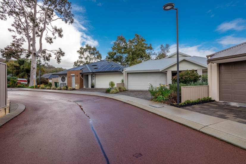 4 Vigneta Place, KELMSCOTT, WA 6111 AUS
