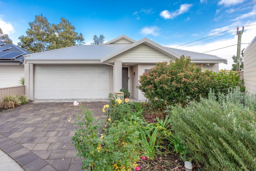 4 Vigneta Place, KELMSCOTT, WA 6111 AUS