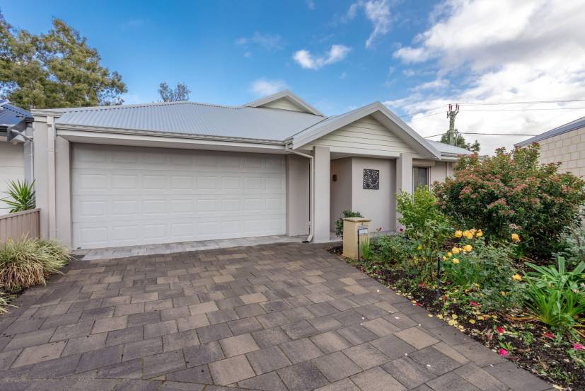 4 Vigneta Place, KELMSCOTT, WA 6111 AUS