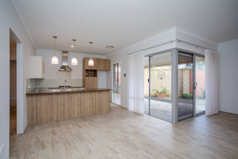 4 Vigneta Place, KELMSCOTT, WA 6111 AUS