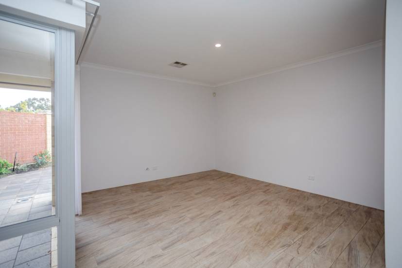 4 Vigneta Place, KELMSCOTT, WA 6111 AUS