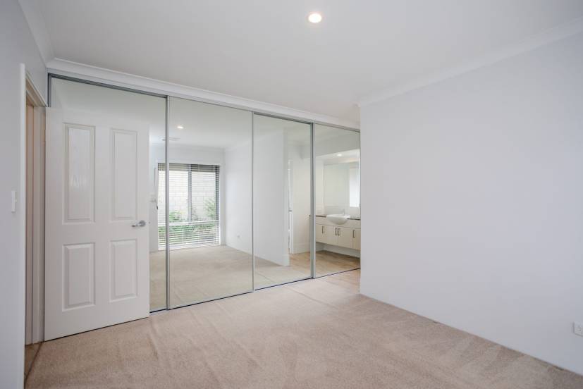 4 Vigneta Place, KELMSCOTT, WA 6111 AUS