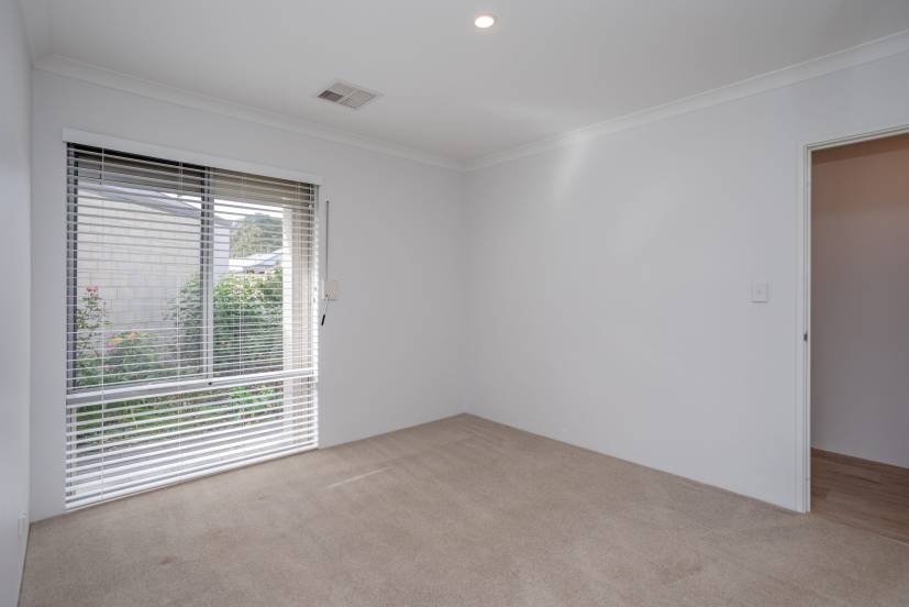 4 Vigneta Place, KELMSCOTT, WA 6111 AUS