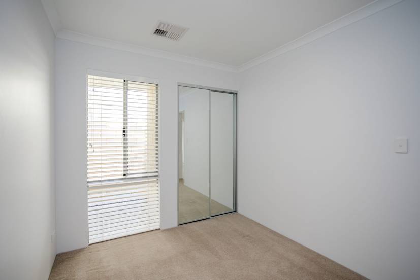 4 Vigneta Place, KELMSCOTT, WA 6111 AUS