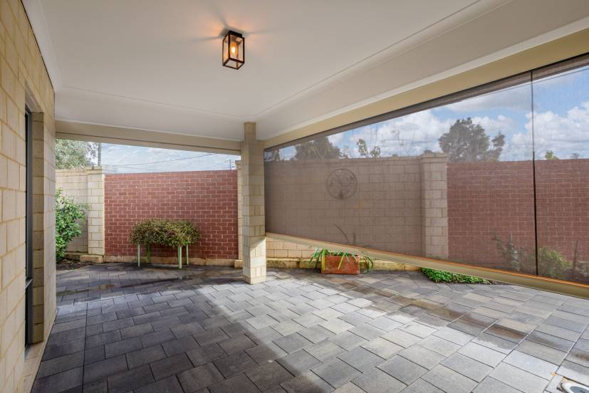4 Vigneta Place, KELMSCOTT, WA 6111 AUS