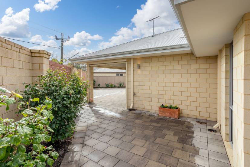 4 Vigneta Place, KELMSCOTT, WA 6111 AUS