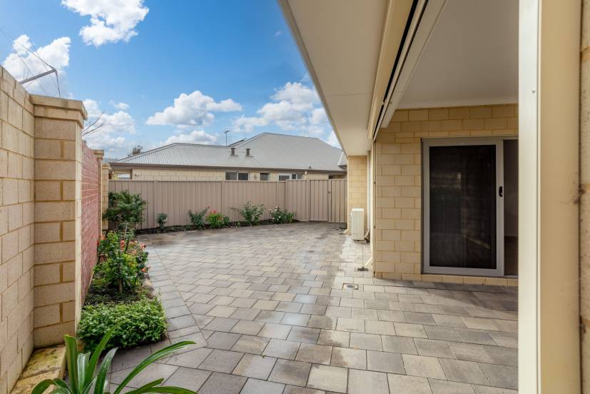 4 Vigneta Place, KELMSCOTT, WA 6111 AUS