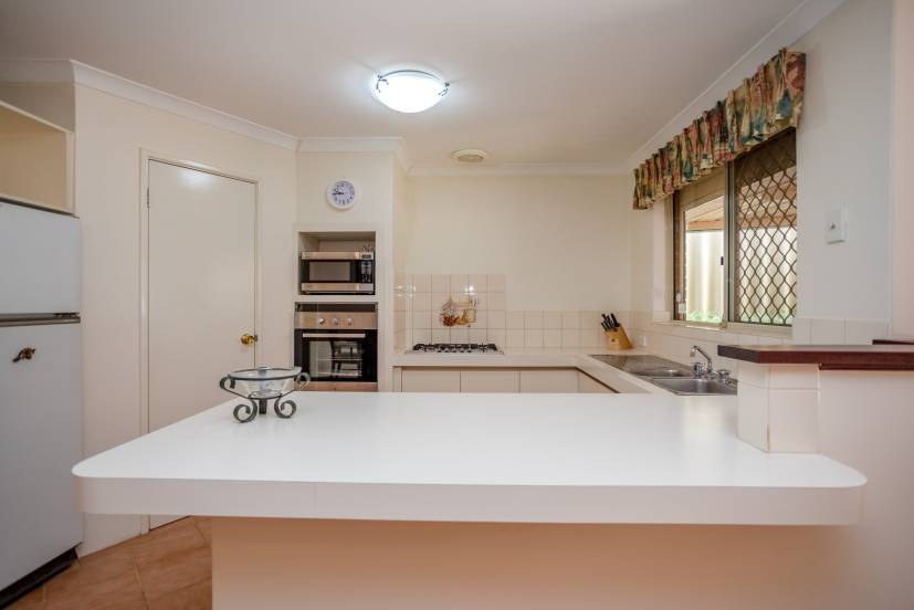 25 Treetop Circle, CANNING VALE, WA 6155 AUS