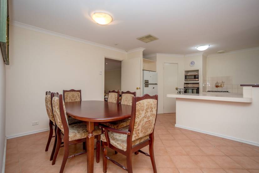 25 Treetop Circle, CANNING VALE, WA 6155 AUS