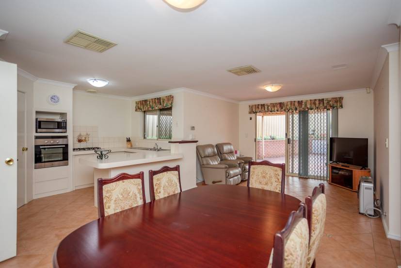 25 Treetop Circle, CANNING VALE, WA 6155 AUS