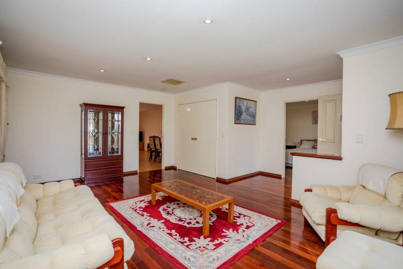 25 Treetop Circle, CANNING VALE, WA 6155 AUS