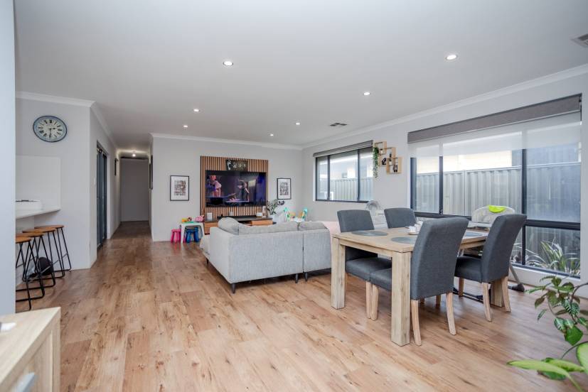 14 Hyacinth Drive, PIARA WATERS, WA 6112 AUS
