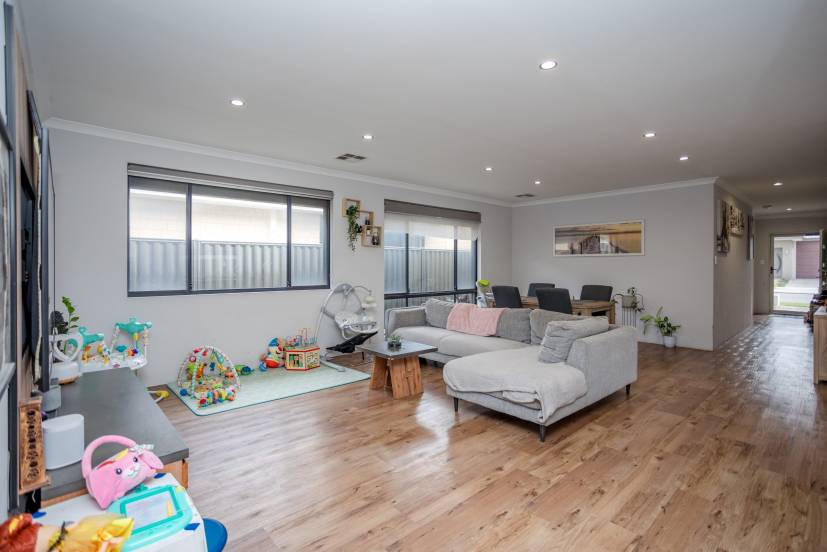 14 Hyacinth Drive, PIARA WATERS, WA 6112 AUS
