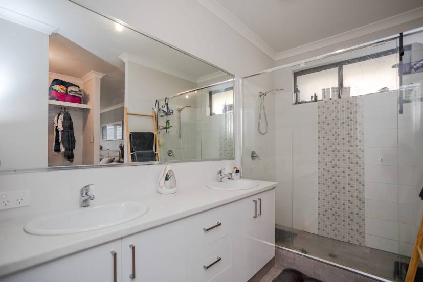 14 Hyacinth Drive, PIARA WATERS, WA 6112 AUS