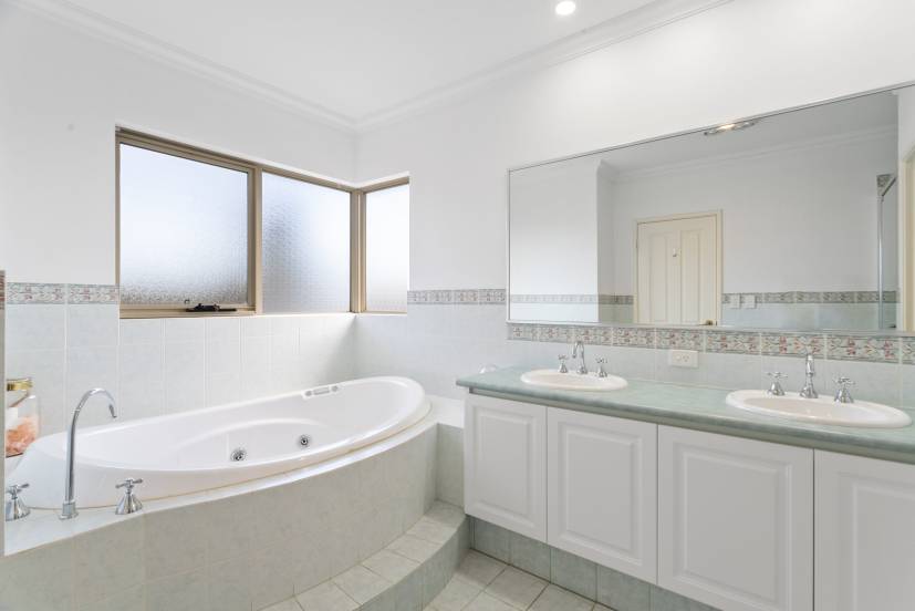 2 Waters Place, BEDFORDALE, WA 6112 AUS