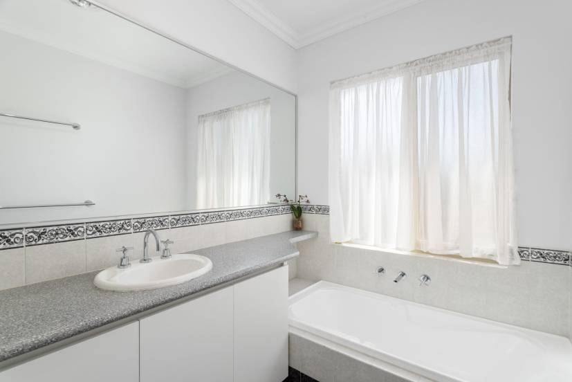 2 Waters Place, BEDFORDALE, WA 6112 AUS