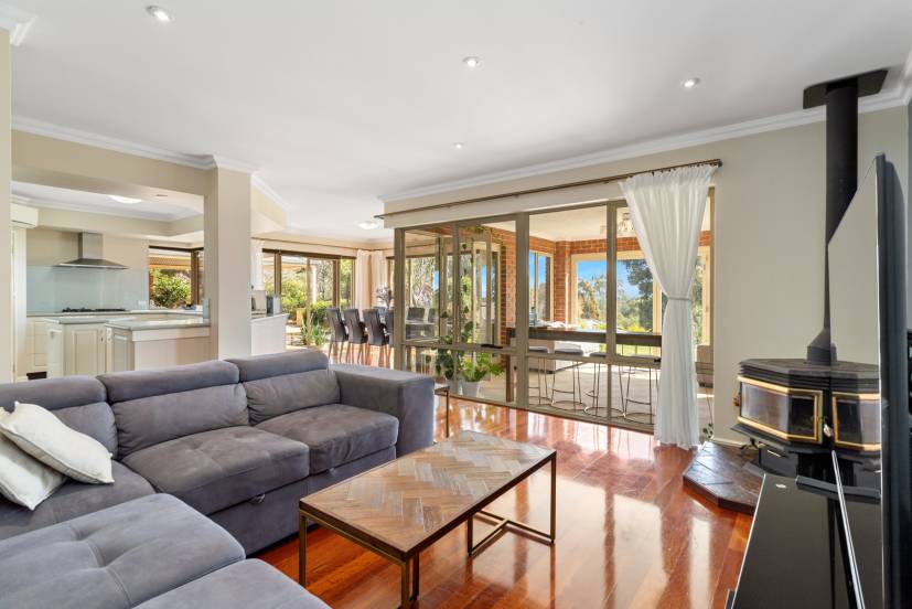 2 Waters Place, BEDFORDALE, WA 6112 AUS