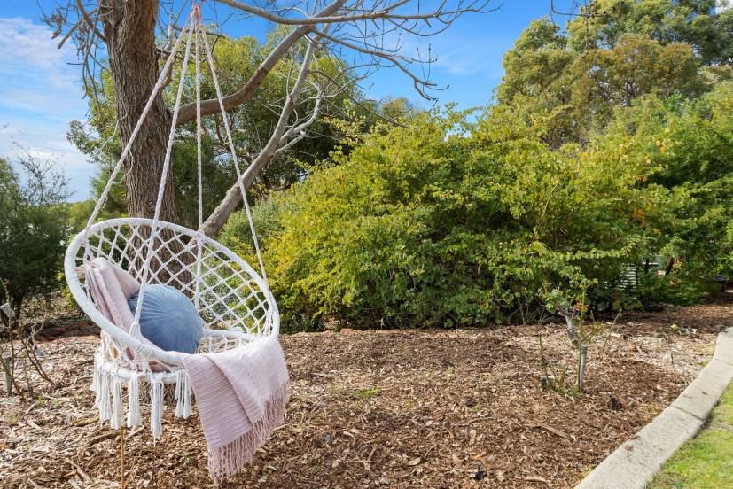 2 Waters Place, BEDFORDALE, WA 6112 AUS