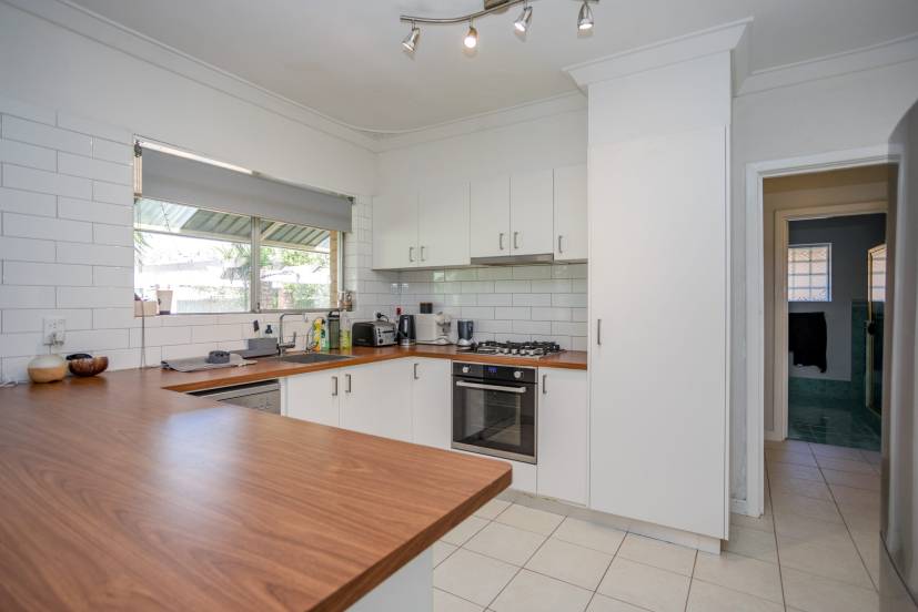 43 Hughenden Drive, THORNLIE, WA 6108 AUS