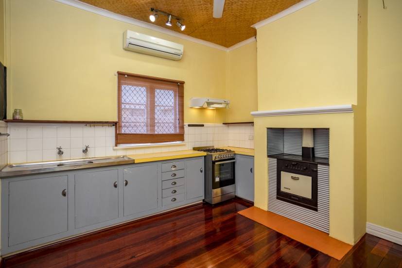 10 Edward Street, QUEENS PARK, WA 6107 AUS