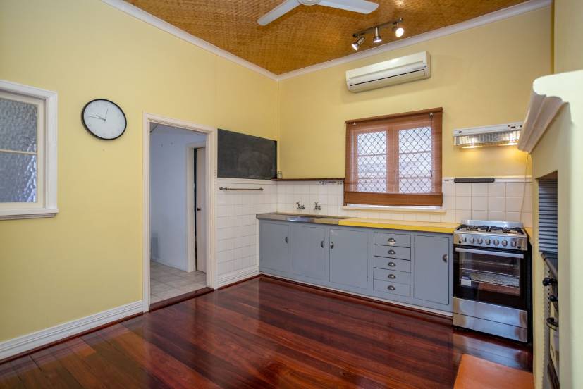 10 Edward Street, QUEENS PARK, WA 6107 AUS