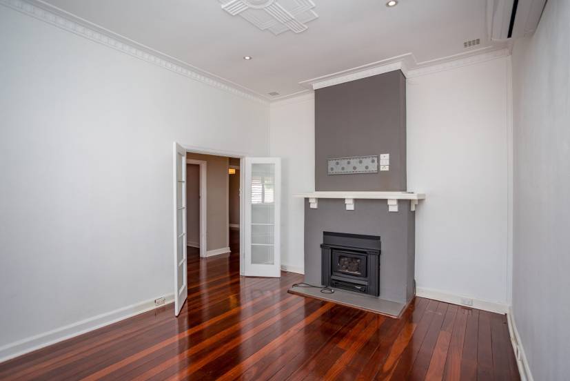 10 Edward Street, QUEENS PARK, WA 6107 AUS