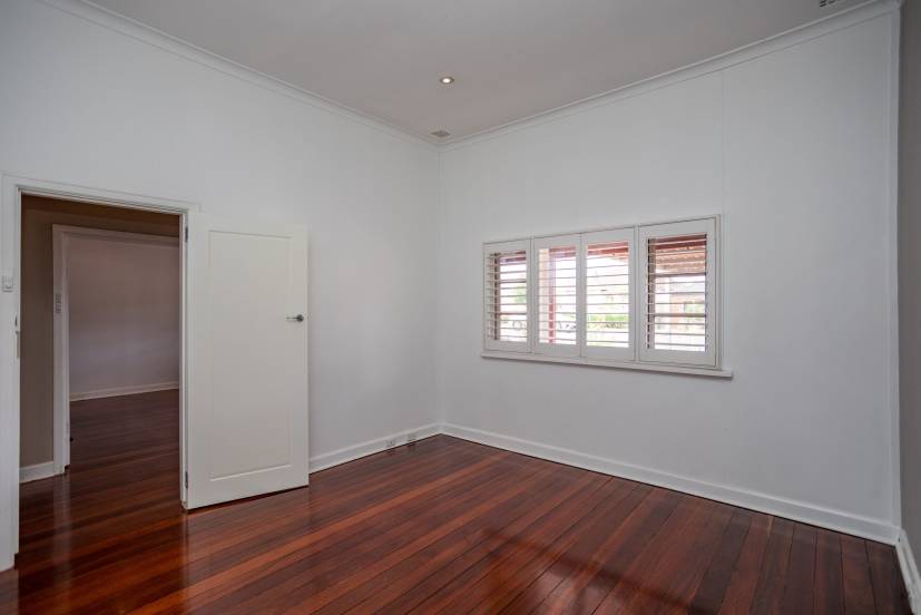 10 Edward Street, QUEENS PARK, WA 6107 AUS