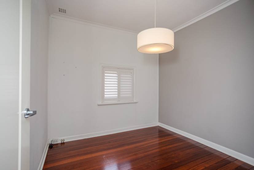 10 Edward Street, QUEENS PARK, WA 6107 AUS