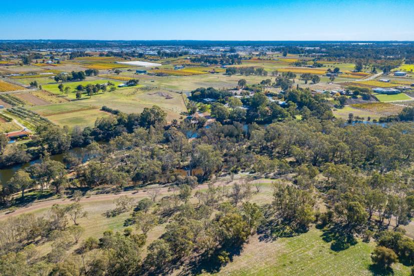 64 Caversham Avenue, CAVERSHAM, WA 6055 AUS