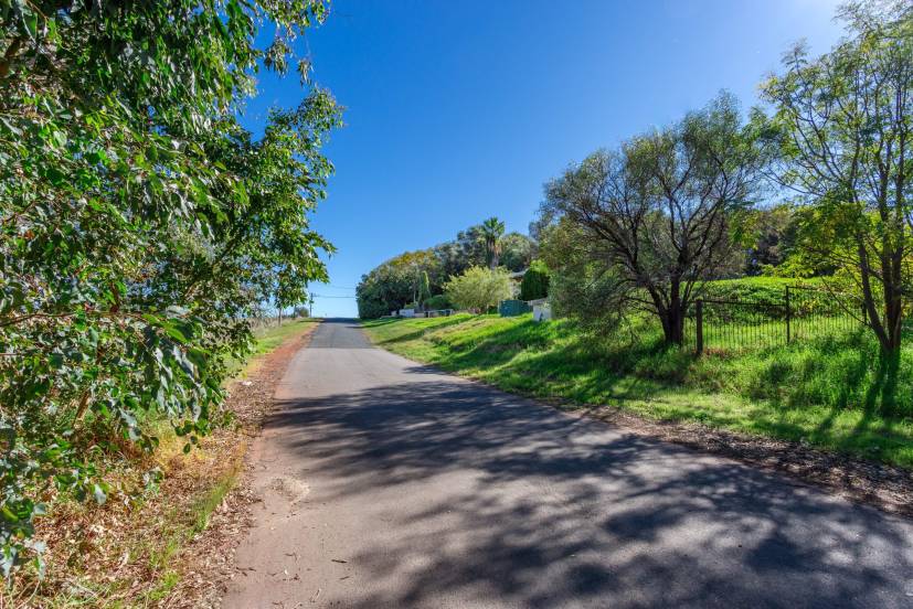 64 Caversham Avenue, CAVERSHAM, WA 6055 AUS