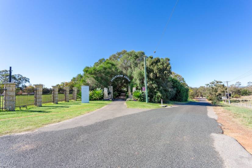 64 Caversham Avenue, CAVERSHAM, WA 6055 AUS