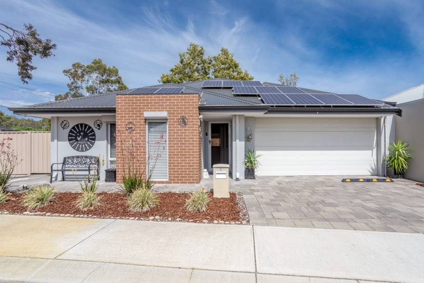 2 Vigneta Place, KELMSCOTT, WA 6111 AUS