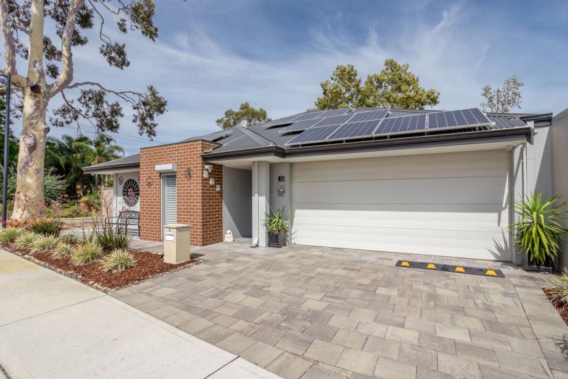 2 Vigneta Place, KELMSCOTT, WA 6111 AUS