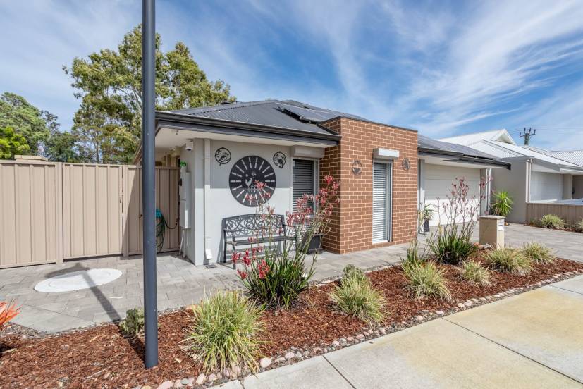 2 Vigneta Place, KELMSCOTT, WA 6111 AUS
