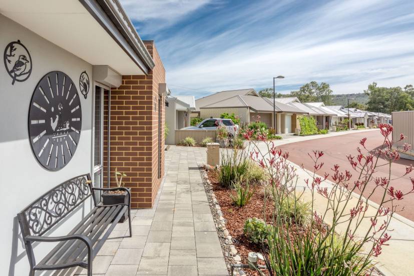 2 Vigneta Place, KELMSCOTT, WA 6111 AUS