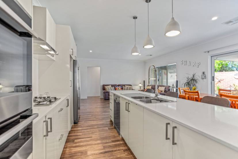 2 Vigneta Place, KELMSCOTT, WA 6111 AUS