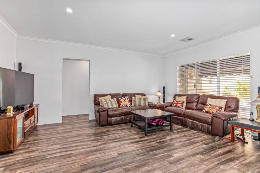 2 Vigneta Place, KELMSCOTT, WA 6111 AUS
