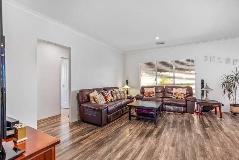 2 Vigneta Place, KELMSCOTT, WA 6111 AUS