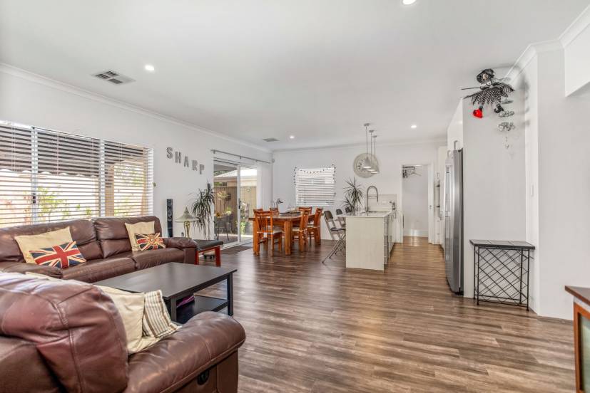 2 Vigneta Place, KELMSCOTT, WA 6111 AUS