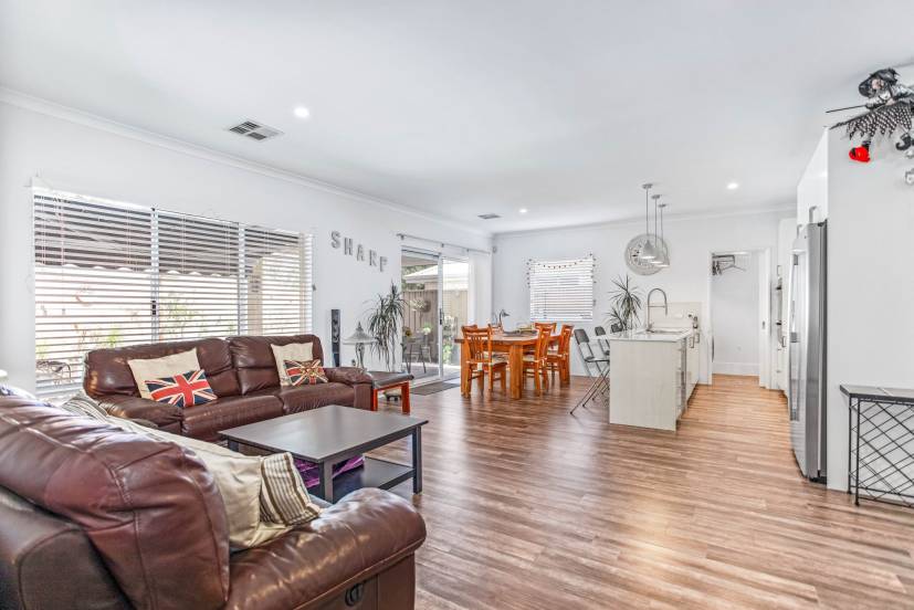 2 Vigneta Place, KELMSCOTT, WA 6111 AUS