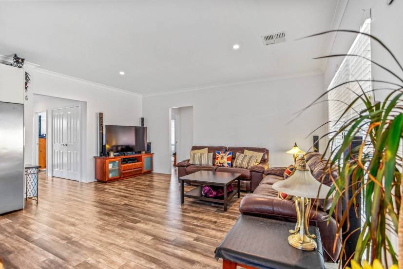 2 Vigneta Place, KELMSCOTT, WA 6111 AUS