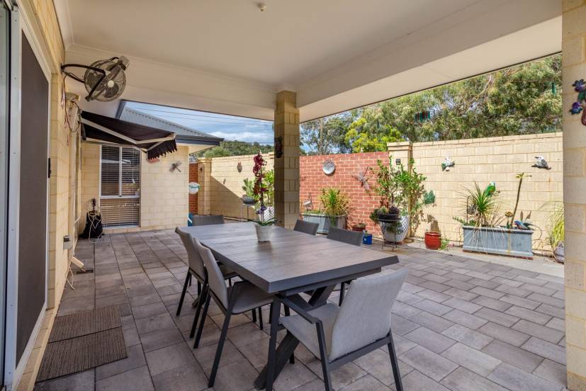 2 Vigneta Place, KELMSCOTT, WA 6111 AUS