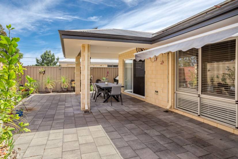 2 Vigneta Place, KELMSCOTT, WA 6111 AUS
