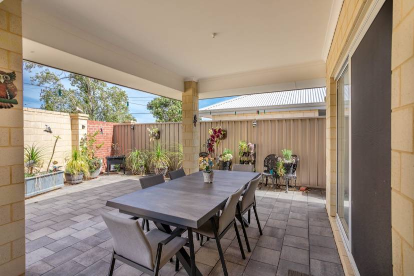 2 Vigneta Place, KELMSCOTT, WA 6111 AUS