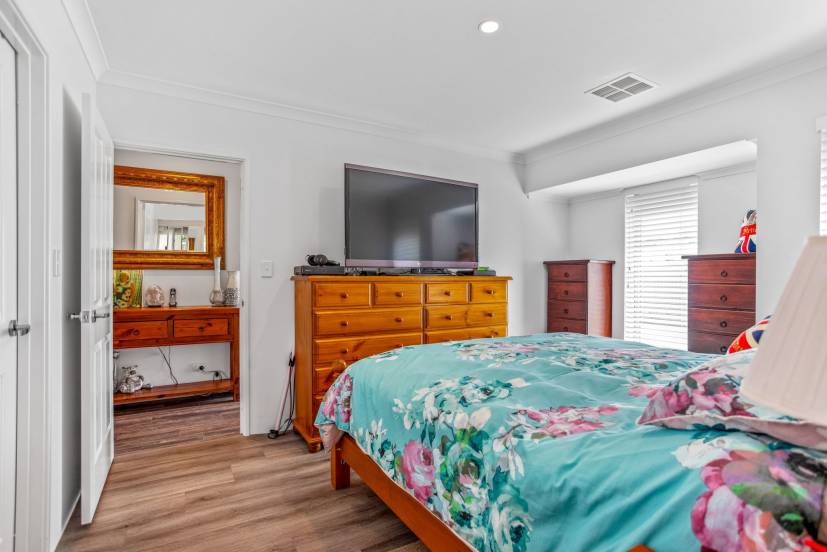 2 Vigneta Place, KELMSCOTT, WA 6111 AUS