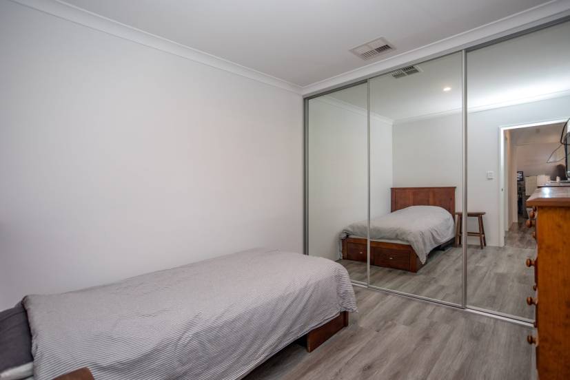 2 Vigneta Place, KELMSCOTT, WA 6111 AUS