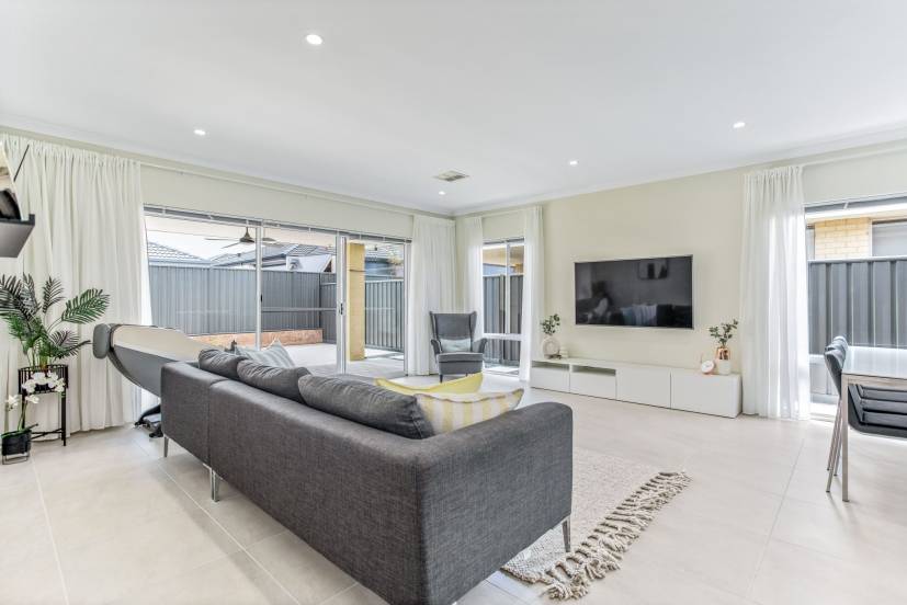 9 Willowdale Promenade, PIARA WATERS, WA 6112 AUS