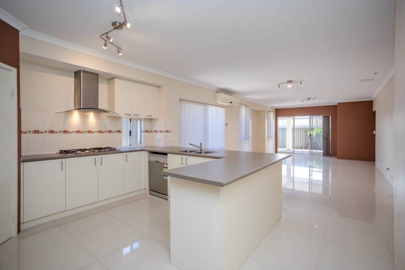 4 Strathclyde Circuit, CHAMPION LAKES, WA 6111 AUS