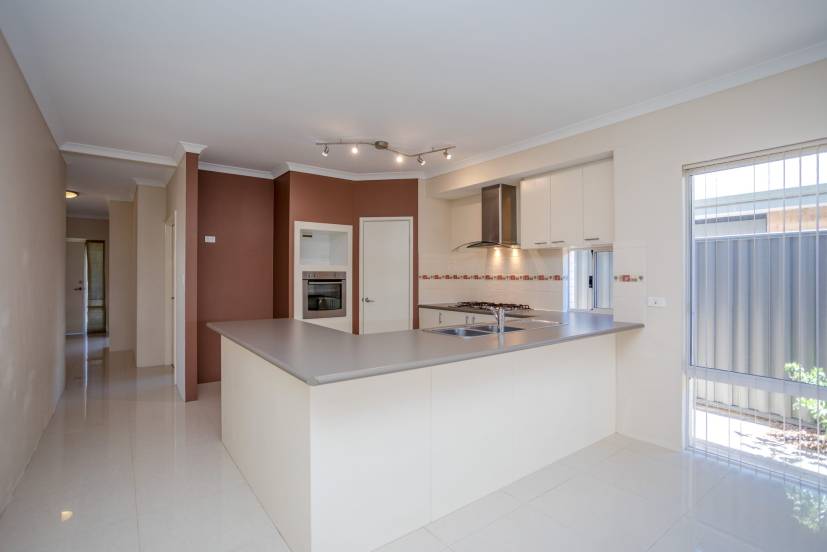 4 Strathclyde Circuit, CHAMPION LAKES, WA 6111 AUS