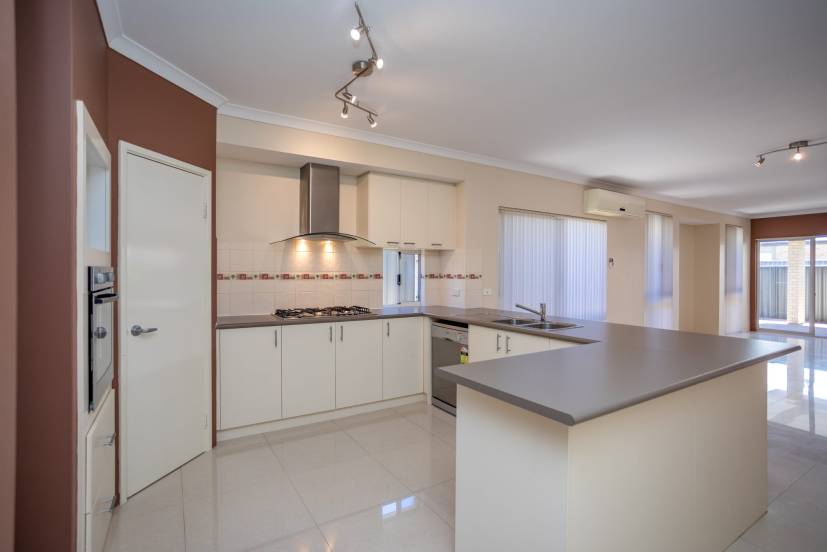 4 Strathclyde Circuit, CHAMPION LAKES, WA 6111 AUS